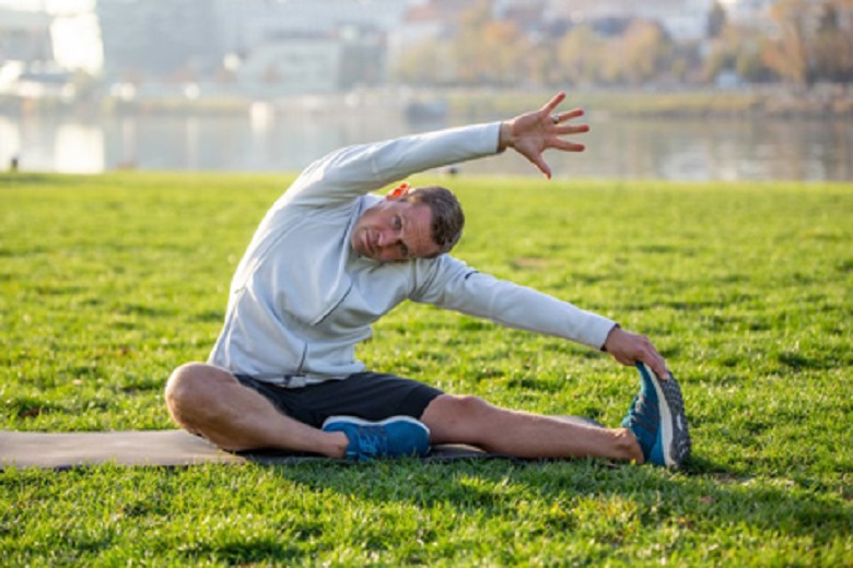 انجام حرکات کششی پا